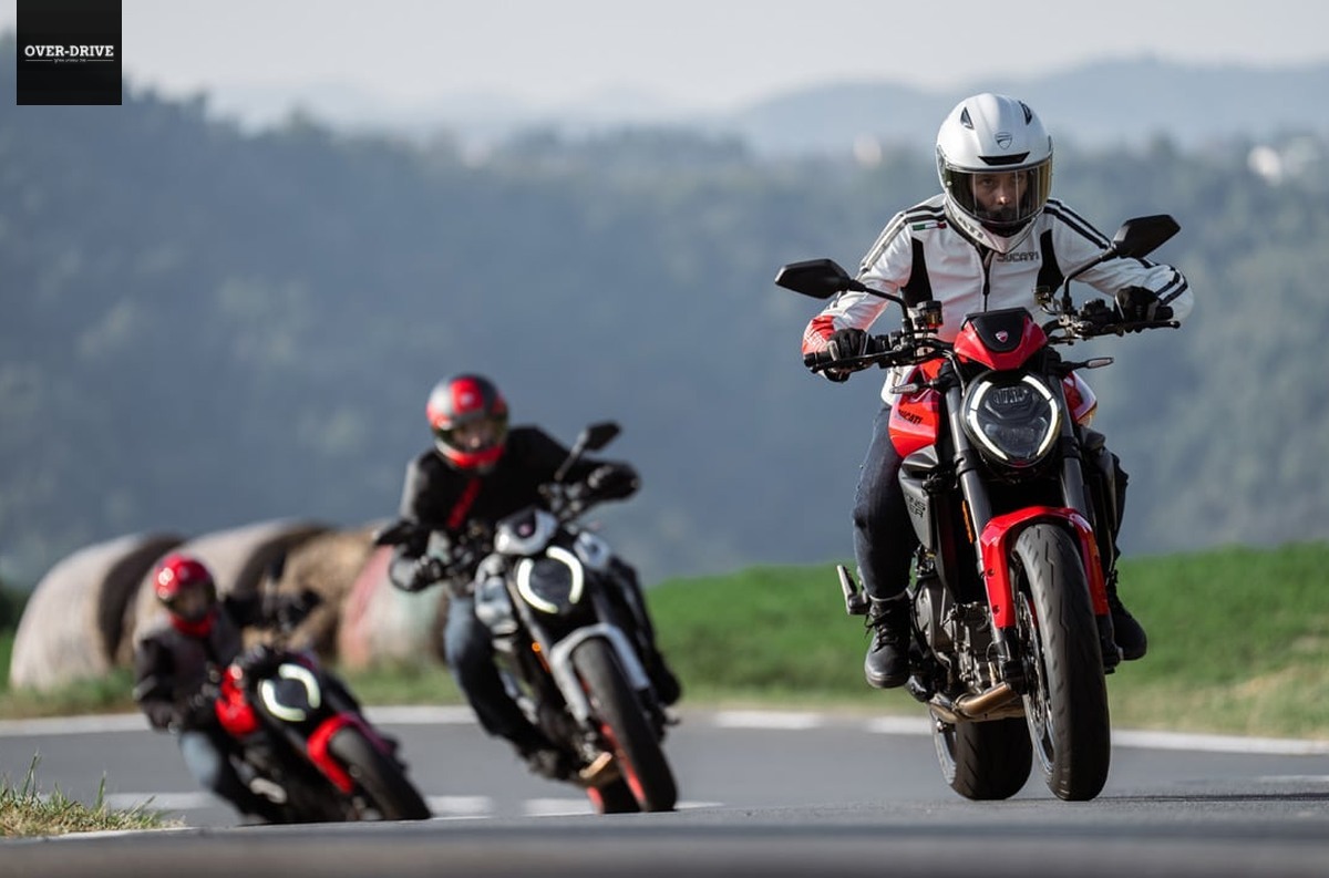 Ducati Monster 890 01