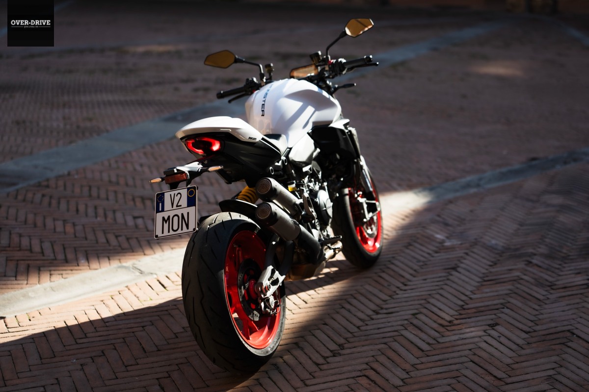 Ducati Monster 890 11