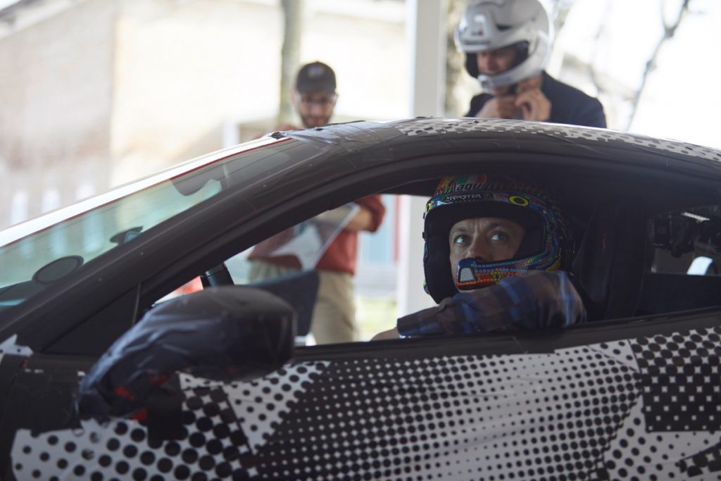 וידאו: פרארי 488 פיסטה עם ולנטינו רוסי מאחורי ההגה ...