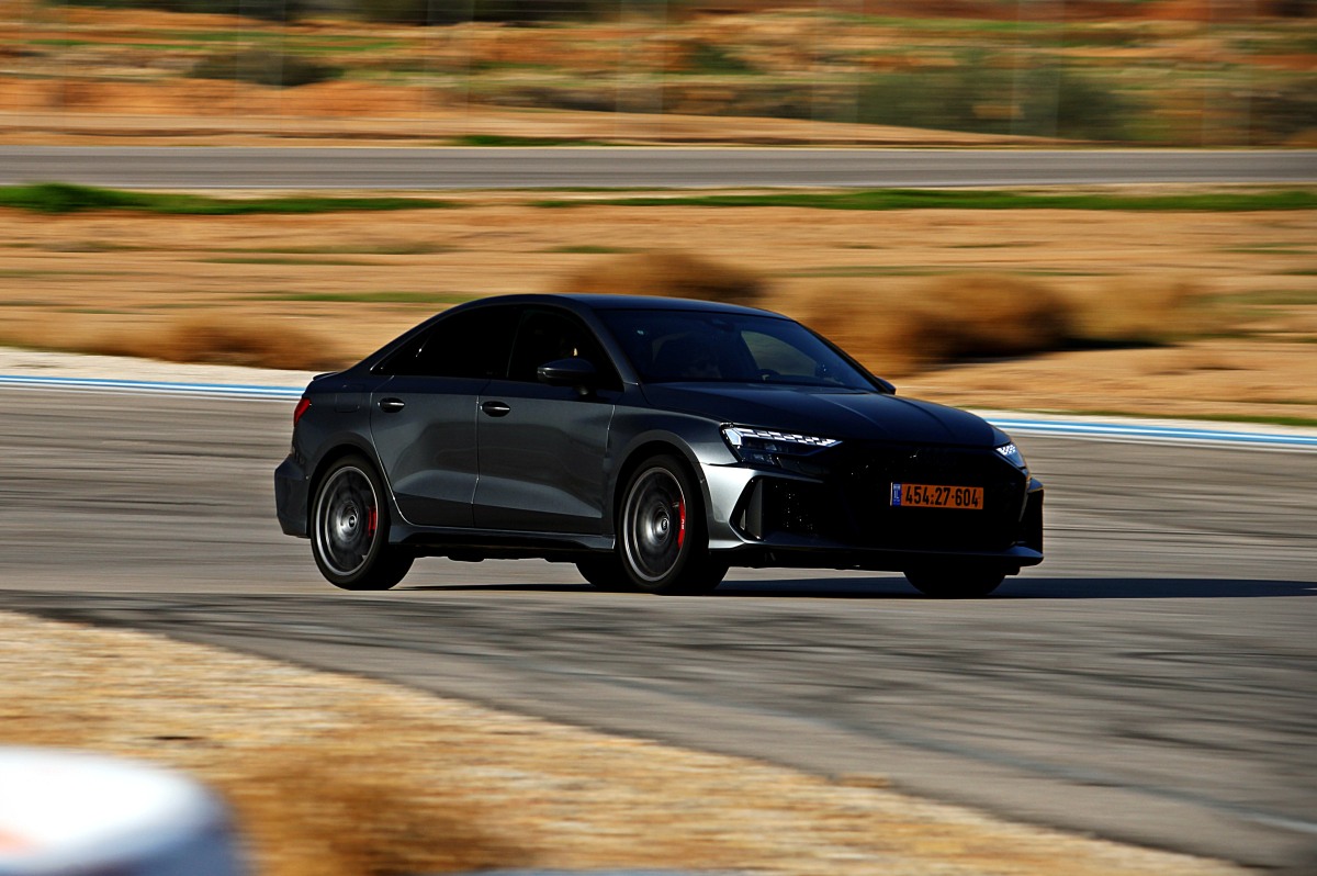 AUDI RS3 test YL 25