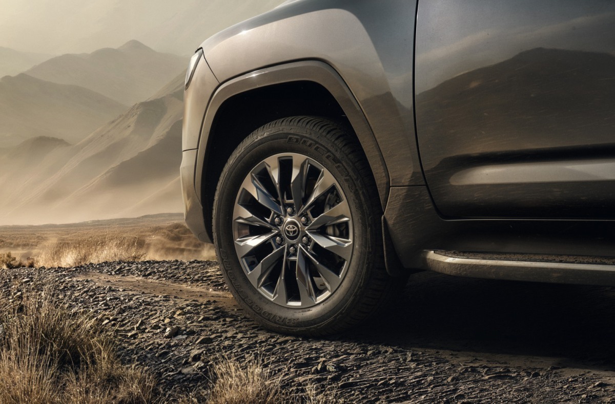 Land crusier 300 hybrid 2026 03