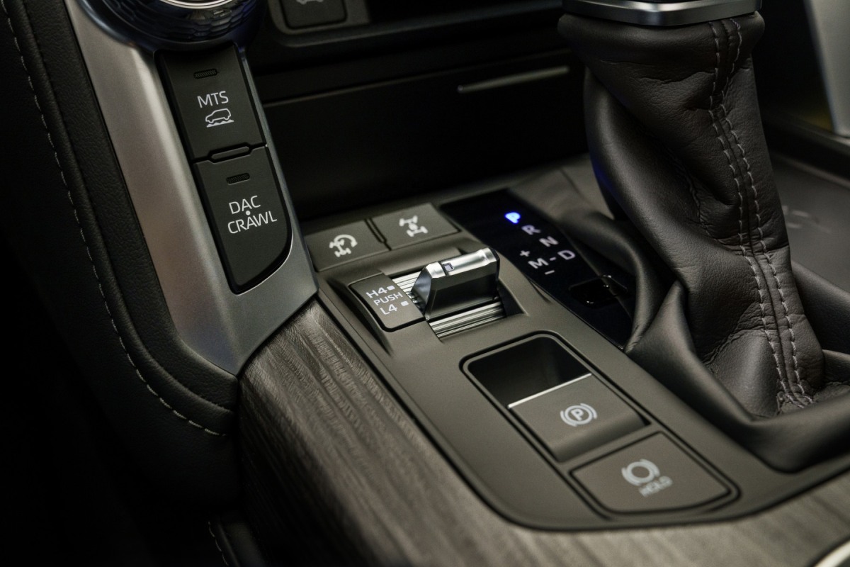 Land crusier 300 hybrid 2026 07