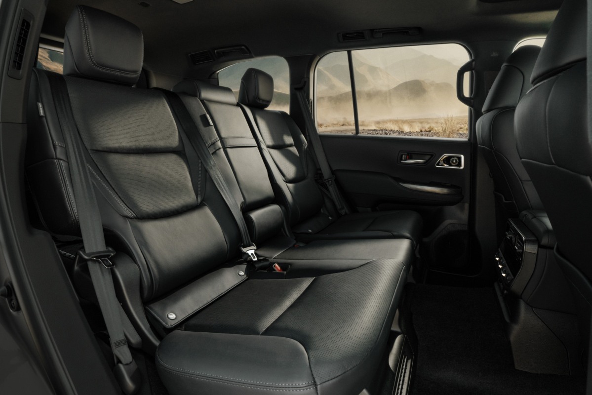 Land crusier 300 hybrid 2026 08