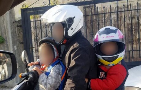 הודו זה כאן? נתפס מרכיב את שני ילדיו, בזמן פסילה