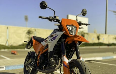 ק.ט.מ 390 SMC-R במבחן: חמודי-בייק