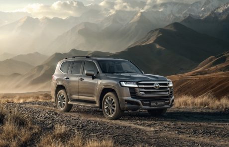 טויוטה מציגה את הלנד קרוזר הכי גדול והכי חזק